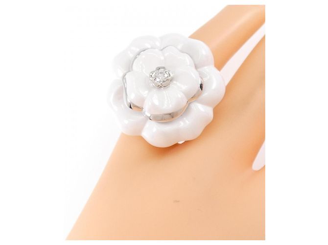 Timeless Anello Chanel Camelia Large in oro bianco e ceramica - vista 5