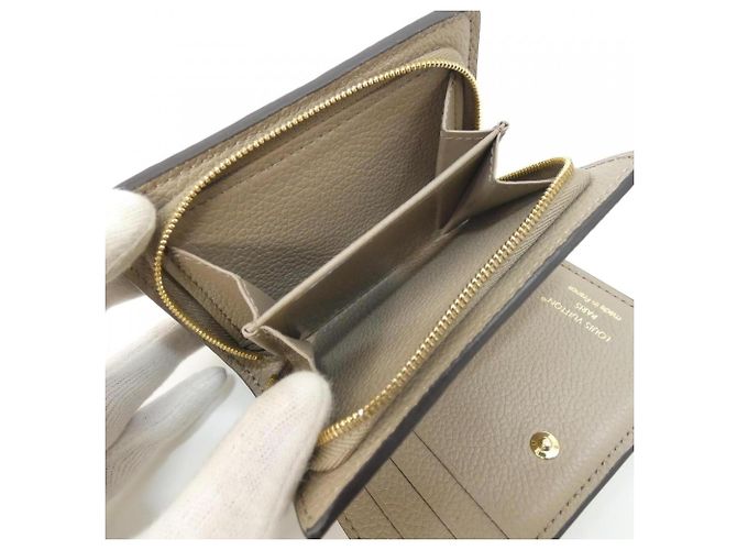 Cartera Claire Monogram Empreinte Louis Vuitton Gris - vista 8