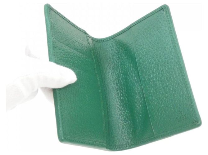 Capa de passaporte Gucci 586257 em couro GG Supreme verde - vista 3