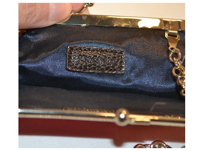 Pochette DKNY in tessuto rosso logata con catena dorata - vista 5