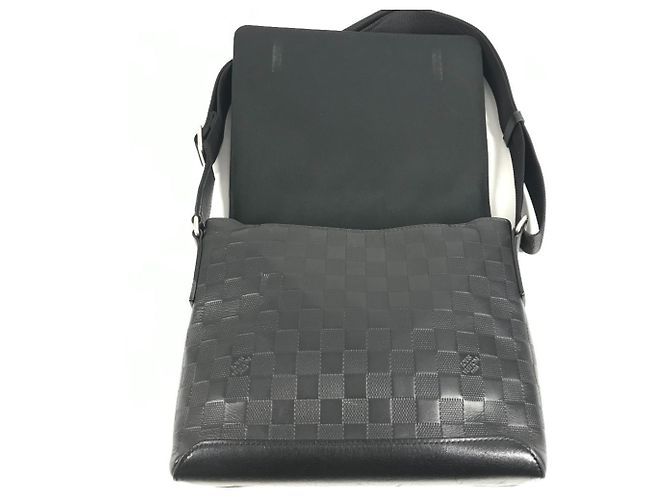 Borsa a tracolla Louis Vuitton Damier Infini District PM Flap Nero - vista 10