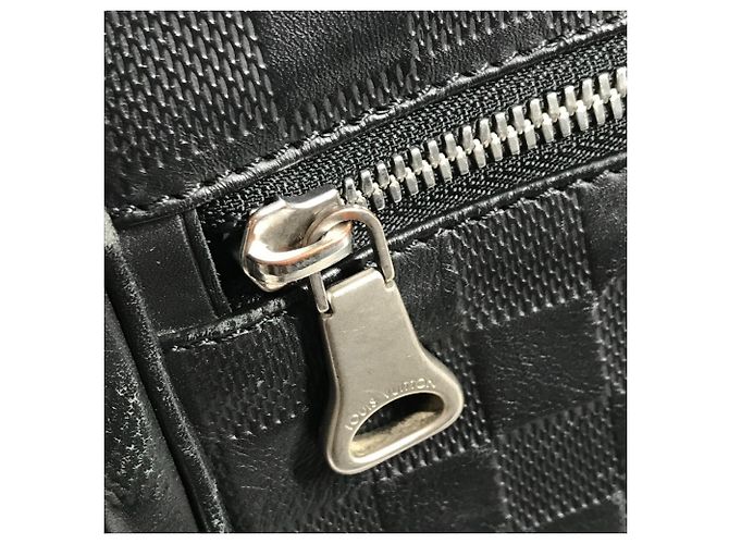 Borsa a tracolla Louis Vuitton Damier Infini District PM Flap Nero - vista 13