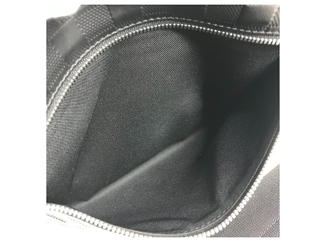 Borsa a tracolla Louis Vuitton Damier Infini District PM Flap Nero - vista 18