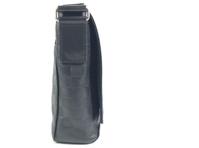 Borsa a tracolla Louis Vuitton Damier Infini District PM Flap Nero - vista 3