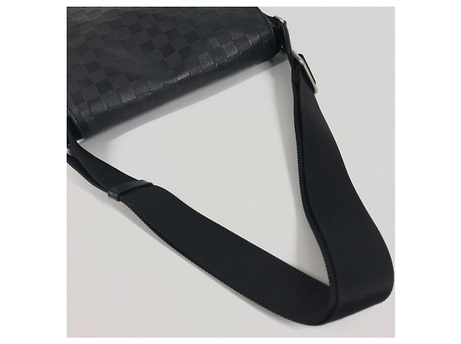 Borsa a tracolla Louis Vuitton Damier Infini District PM Flap Nero - vista 8