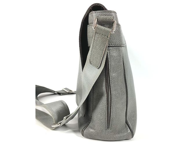Borsa a tracolla Louis Vuitton Taiga Roman MM Marrone - vista 3