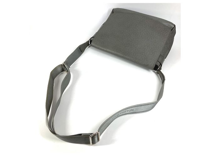 Borsa a tracolla Louis Vuitton Taiga Roman MM Marrone - vista 8