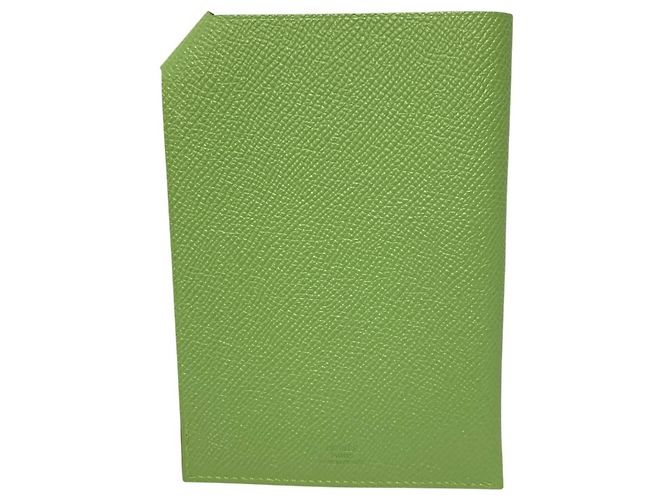 Hermès Portapassaporto Hermes Tarmac PM in vitello Epsom Verde - vista 2