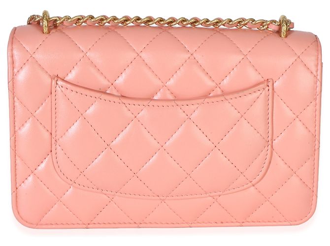 Wallet On Chain Cartera con cadena Chanel en piel de cordero acolchada rosa iridiscente CC - vista 2
