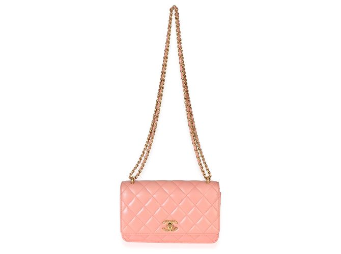 Wallet On Chain Cartera con cadena Chanel en piel de cordero acolchada rosa iridiscente CC - vista 5