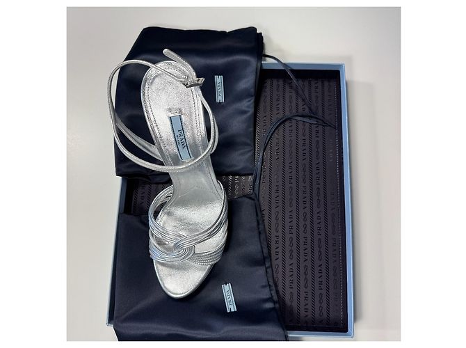 Sandalias Prada de cuero plateado con tacón de aguja Plata - vista 11