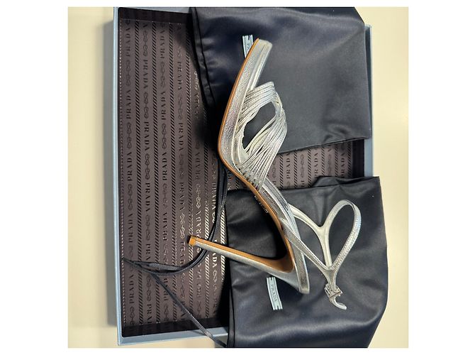 Sandalias Prada de cuero plateado con tacón de aguja Plata - vista 12