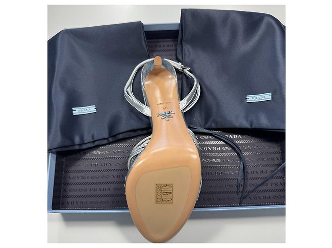 Sandalias Prada de cuero plateado con tacón de aguja Plata - vista 18