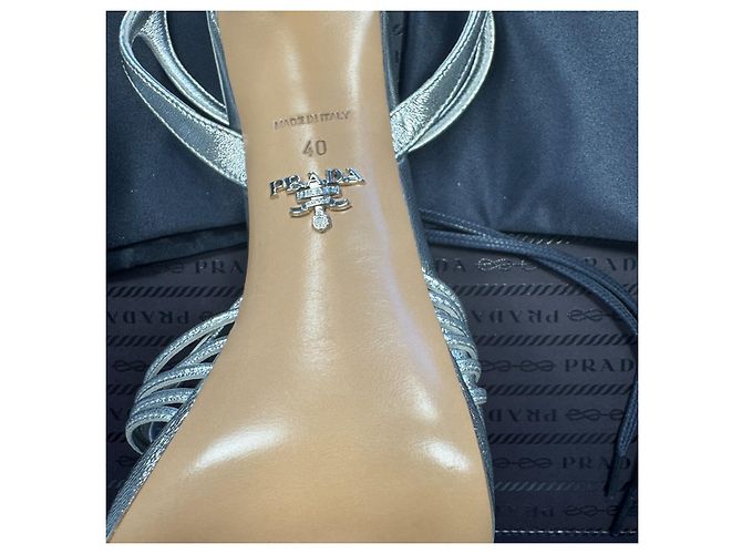 Sandalias Prada de cuero plateado con tacón de aguja Plata - vista 19
