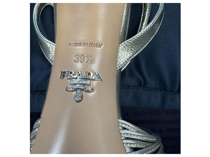 Prada Gold Metallic Sandalen mit Absatz EU 39.5 Golden - Ansicht 12