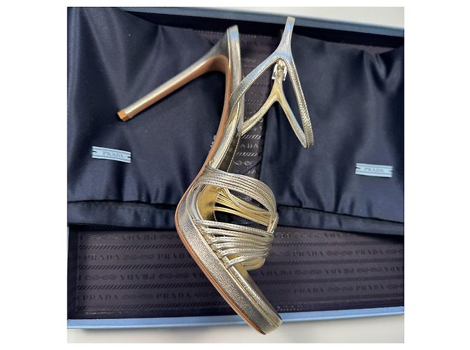 Prada Gold Metallic Sandalen mit Absatz EU 39.5 Golden - Ansicht 13