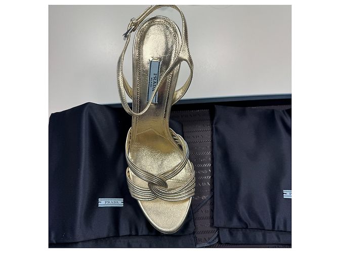 Prada Gold Metallic Sandalen mit Absatz EU 39.5 Golden - Ansicht 14