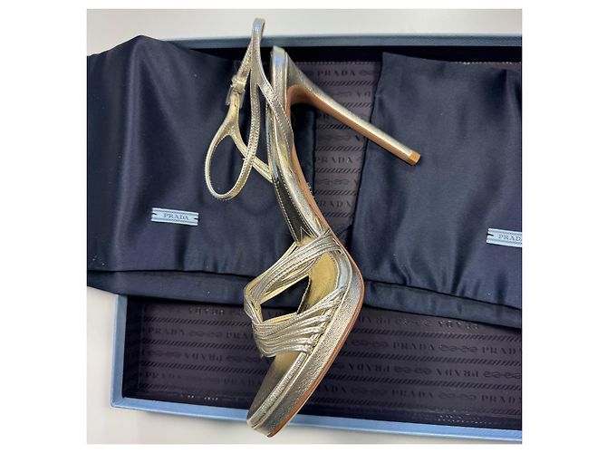 Prada Gold Metallic Sandalen mit Absatz EU 39.5 Golden - Ansicht 15