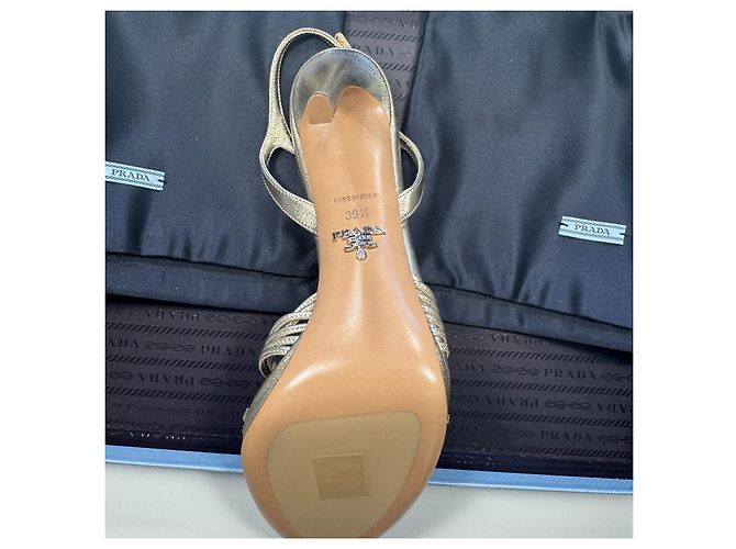 Prada Gold Metallic Sandalen mit Absatz EU 39.5 Golden - Ansicht 16