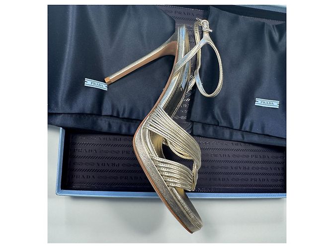 Prada Gold Metallic Sandalen mit Absatz EU 39.5 Golden - Ansicht 18