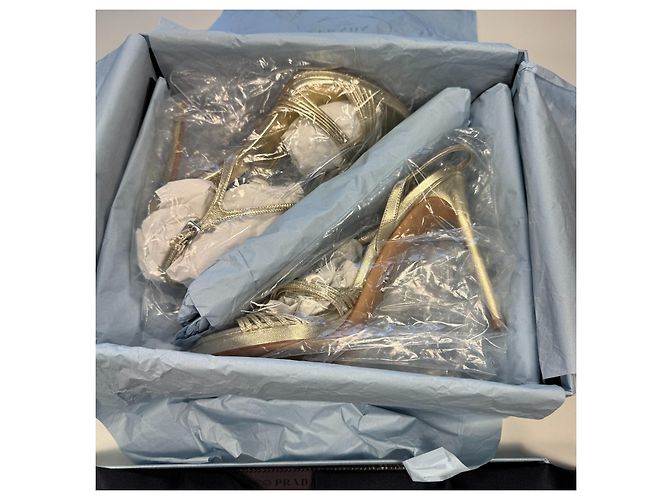 Prada Gold Metallic Sandalen mit Absatz EU 39.5 Golden - Ansicht 8