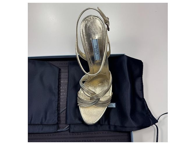 Prada Gold Metallic Sandalen mit Absatz EU 39.5 Golden - Ansicht 9