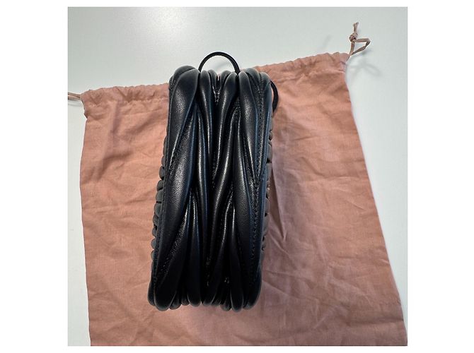 Miu Miu Mini Borsa a Secchiello in Pelle Nappa Matelassé Nero - vista 10