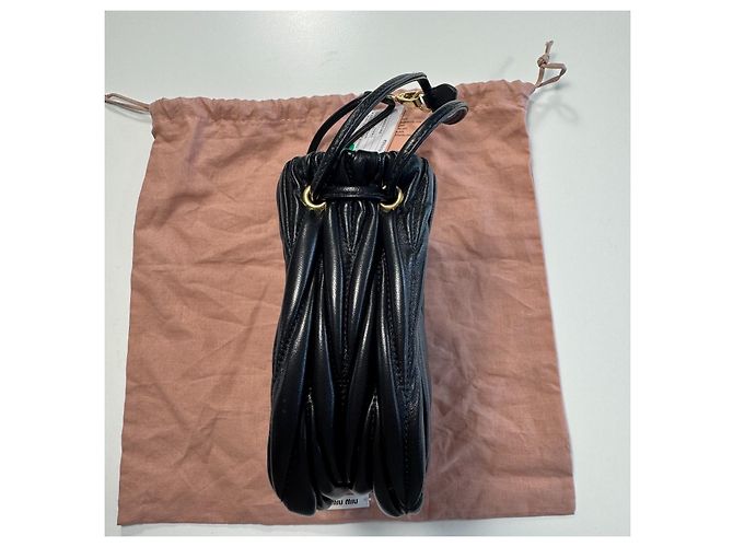 Miu Miu Mini Borsa a Secchiello in Pelle Nappa Matelassé Nero - vista 11