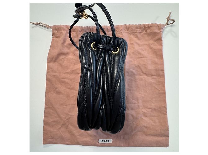 Miu Miu Mini Borsa a Secchiello in Pelle Nappa Matelassé Nero - vista 12