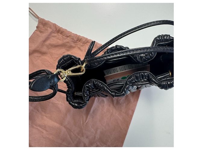 Miu Miu Mini Borsa a Secchiello in Pelle Nappa Matelassé Nero - vista 13