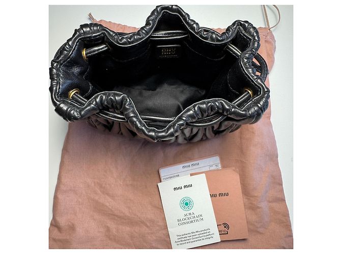 Miu Miu Mini Borsa a Secchiello in Pelle Nappa Matelassé Nero - vista 15