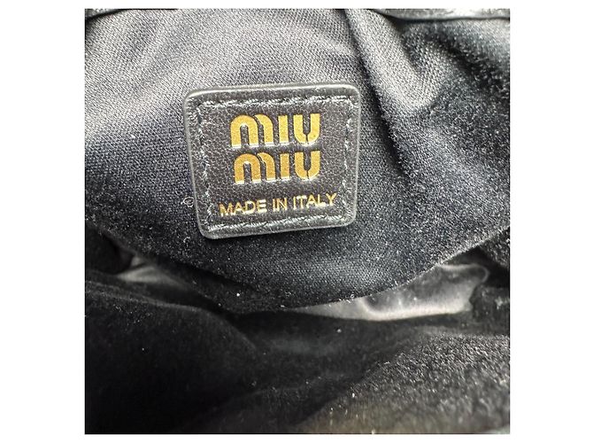 Miu Miu Mini Borsa a Secchiello in Pelle Nappa Matelassé Nero - vista 16