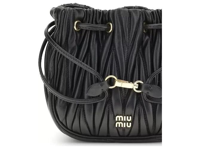 Miu Miu Mini Borsa a Secchiello in Pelle Nappa Matelassé Nero - vista 4