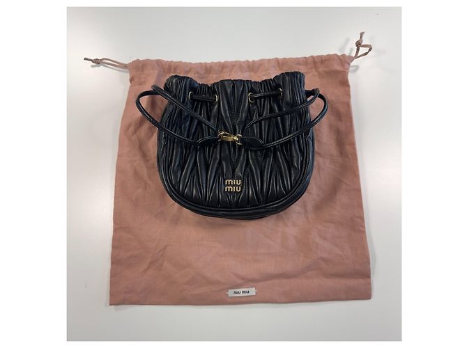 Miu Miu Mini Borsa a Secchiello in Pelle Nappa Matelassé Nero - vista 5