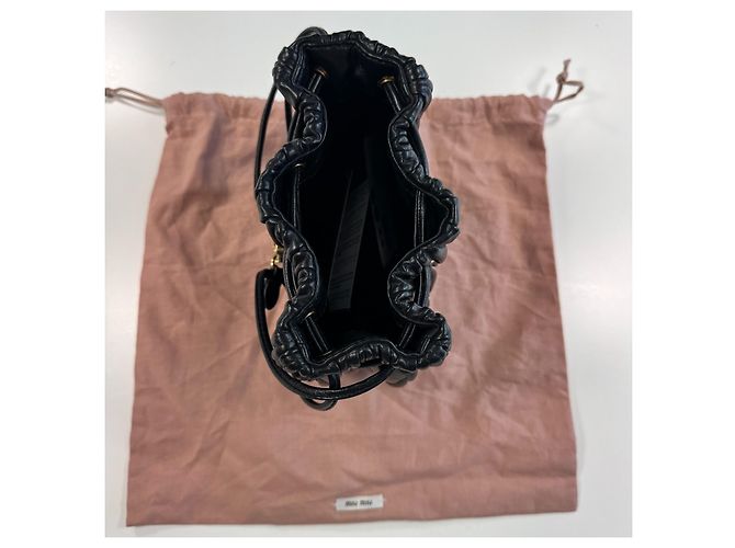 Miu Miu Mini Borsa a Secchiello in Pelle Nappa Matelassé Nero - vista 6