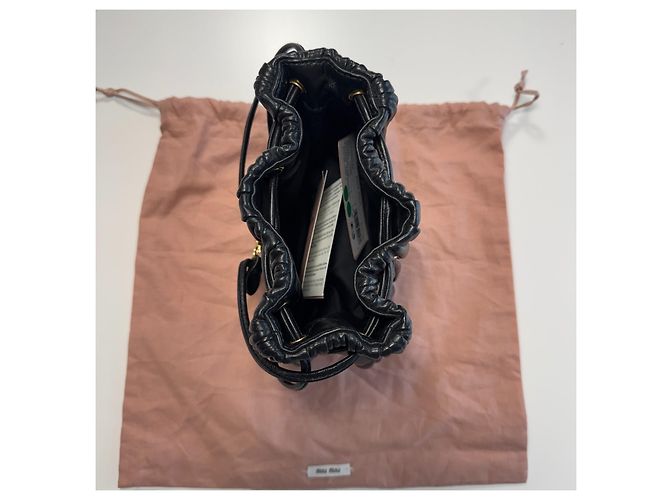 Miu Miu Mini Borsa a Secchiello in Pelle Nappa Matelassé Nero - vista 7