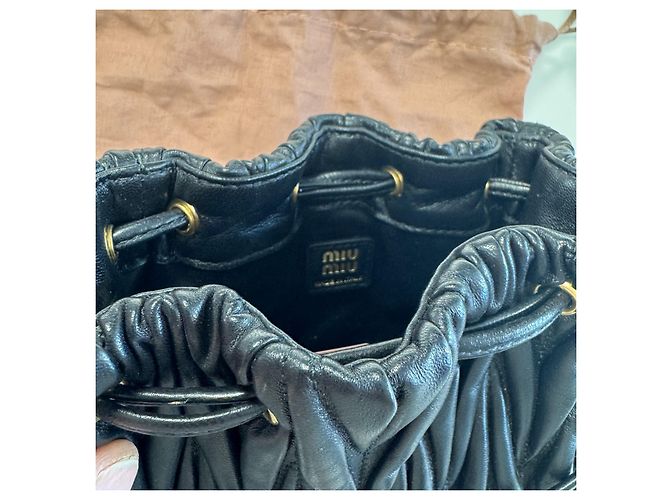 Miu Miu Mini Borsa a Secchiello in Pelle Nappa Matelassé Nero - vista 8