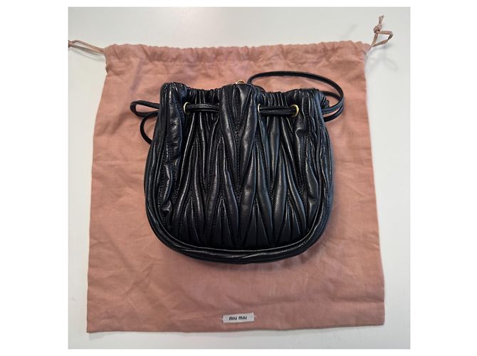 Miu Miu Mini Borsa a Secchiello in Pelle Nappa Matelassé Nero - vista 9