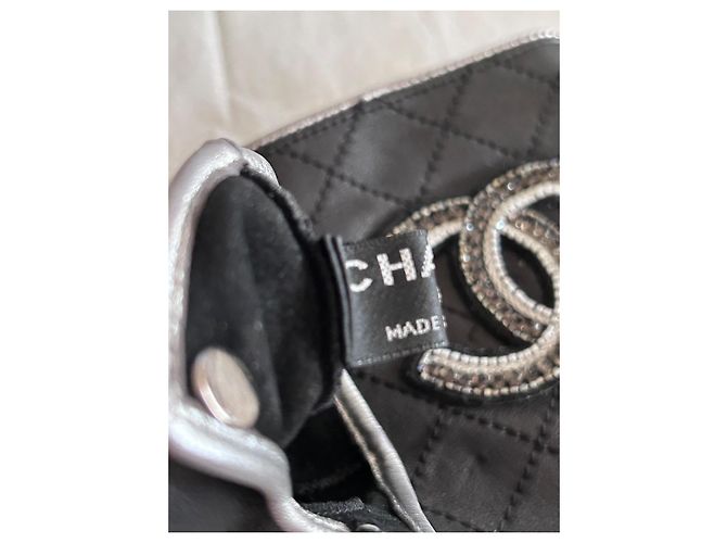 Chanel Fingerlose Handschuhe aus schwarzem gestepptem Leder - Ansicht 2