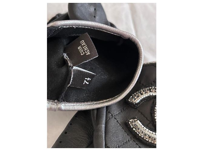 Chanel Fingerlose Handschuhe aus schwarzem gestepptem Leder - Ansicht 3