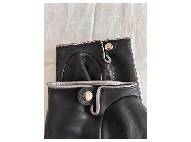 Chanel Fingerlose Handschuhe aus schwarzem gestepptem Leder - Ansicht 6