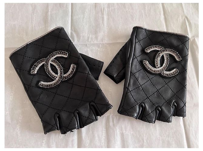 Chanel Fingerlose Handschuhe aus schwarzem gestepptem Leder - Ansicht 4