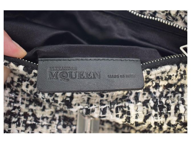 Alexander McQueen Borsa a tracolla Skull in tweed Nero Bianco - vista 16