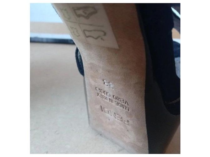 Fendi Plateauschuhe aus schwarzem Wildleder - Ansicht 4