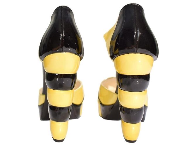 Chanel Runway Décolleté in vernice con cinturino e plateau, 38.5 Nero Giallo - vista 10