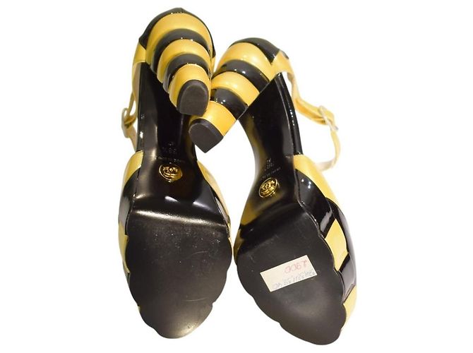 Chanel Runway Décolleté in vernice con cinturino e plateau, 38.5 Nero Giallo - vista 11