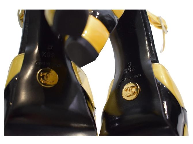 Chanel Runway Décolleté in vernice con cinturino e plateau, 38.5 Nero Giallo - vista 12