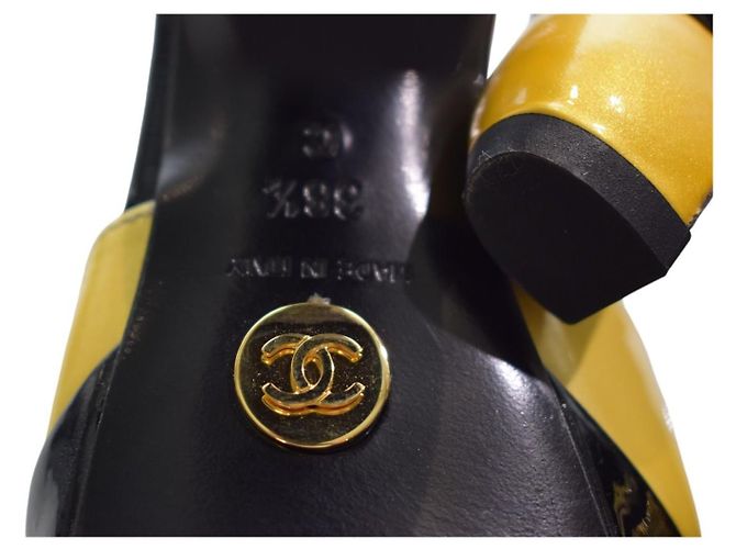 Chanel Runway Décolleté in vernice con cinturino e plateau, 38.5 Nero Giallo - vista 13