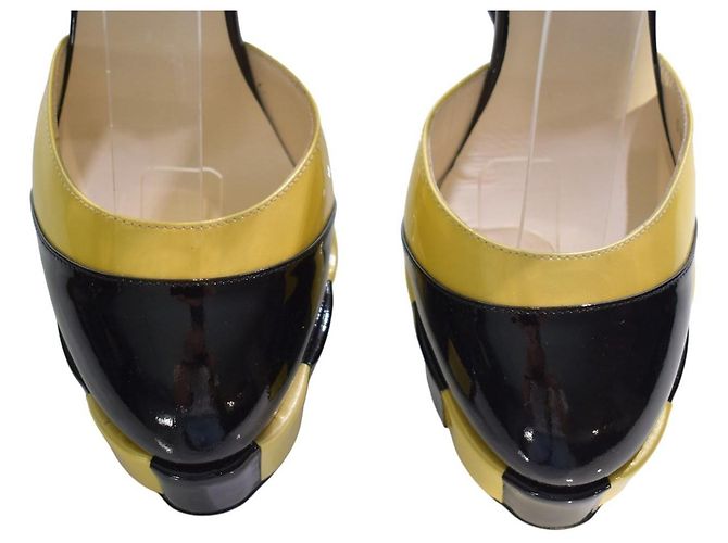 Chanel Runway Décolleté in vernice con cinturino e plateau, 38.5 Nero Giallo - vista 14