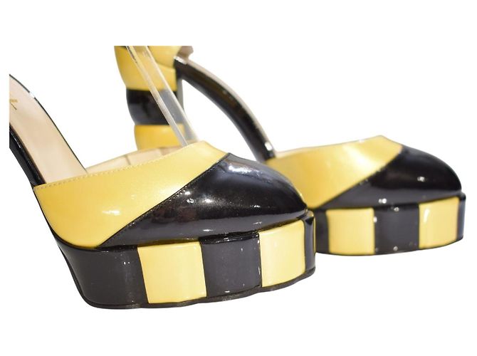 Chanel Runway Décolleté in vernice con cinturino e plateau, 38.5 Nero Giallo - vista 15